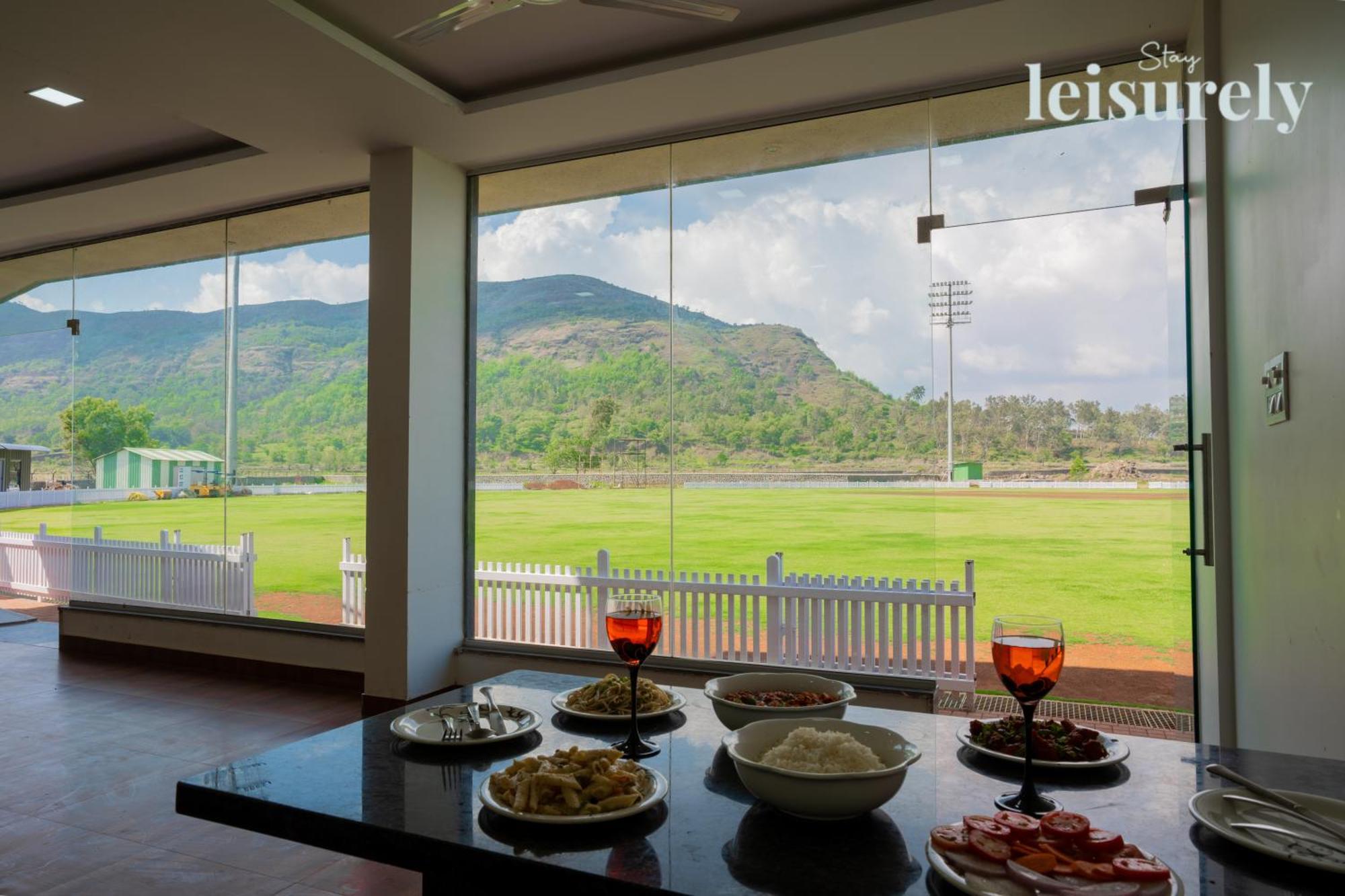 Stay Leisurely - Pavilion By The Hills, Lonavala - Stadium View Rooms Kültér fotó